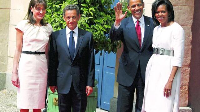 Los Sarkozy y los Obama, ayer, en la puerta de la Prefectura de Caen