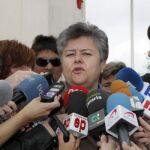 La presidente en funciones de la Asociación de Afectados del Vuelo JK 5022, Pilar Vera, atiende a los periodistas