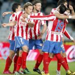 Los jugadores del Atlético de Madrid celebran uno de los goles del equipo, durante el partido