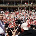 El secretario general del PSOE, Pedro Sánchez, saluda durante el mitin celebrado en la plaza de toros de Valencia ante más de 12.000 personas.