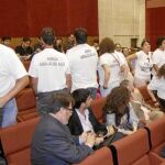 Primera protesta de empleados públicos en el Pleno del Parlamento