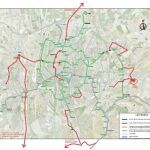 Junto al gerente de Ferrocarriles Andaluces, José Luis Nores, y el secretario general de Infraestructuras, Eduardo Tamariz, la consejera mostró un mapa elaborado al efecto para criticar el trazado del metro ideado por el PP