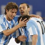 Mascherano y Henze felicitan a Messi por su gol ante Brasil