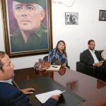 A la izquierda, el político centroamericano Javier Martínez-Acha, amigo del socialista Antonio Hernando, que aparece sentado con camisa blanca