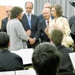 La reina conversa con uno de los profesores del conservatorio