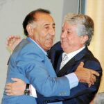 Santos Campanos y Arturo Fernández se abrazan tras el acto