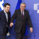 Imagen de archivo, del pasado 4 de febrero, del presidente de la Comisión Europea (CE), Jean Claude Juncker (d), dando la bienvenida al nuevo primer ministro griego, Alexis Tsipras, antes de su reunión celebrada en la sede de la CE en Bruselas (Bélgica)