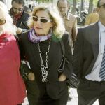 Ana María Vidal (centro), a la salida de los juzgados, ayer