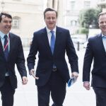 El primer ministro británico, David Cameron (C) .