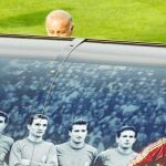 Vicente del bosque camina hacia el banquillo en el entrenamiento vespertino de ayer