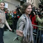 Doña Sofía y la infanta Elena, a la salida del Hospital Clínic de Barcelona