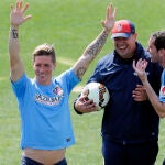 Torres celebra su victoria en el rondo, mientras Godín protesta al «Mono» Burgos