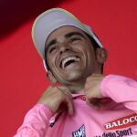 Alberto Contador se coloca la maglia rosa.