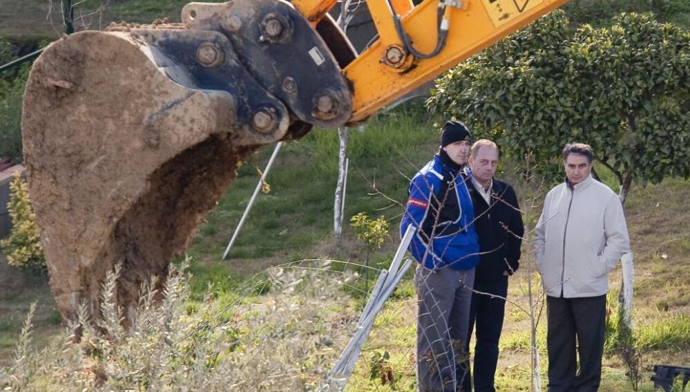 Antonio del Castillo y su cuñado durante una de las búsquedas del cuerpo de Marta