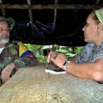 Piedad Córdoba (D) con el fallecido portavoz internacional de las FARC, Luis Edgar Devia, alias "Raúl Reyes"