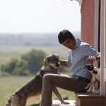 Miguel Ángel Perera con «Beba», una loba que convive pacíficamente con sus perros, en la finca de «Los Cansaos».