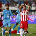 El jugador del Almeria, Corona (d), se lamenta ante el jugador del Levante, Javi Venta, durante el encuentro correspondiente a la cuarta jornada de primera división,