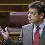El ministro de Justicia, Rafael Catalá, durante su intervención en el pleno celebrado hoy en el Congreso de los Diputados.