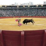 Enrique Ponce torea a la verónica, ayer, en la Feria de Fallas de Valencia