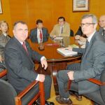El consejero de Justicia, Manuel Campos, y el presidente del TSJRM, Juan Martínez Moya, durante el encuentro mantenido ayer en el Palacio de Justicia