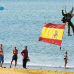 El salto paracaidista en Guecho desató las iras nacionalistas