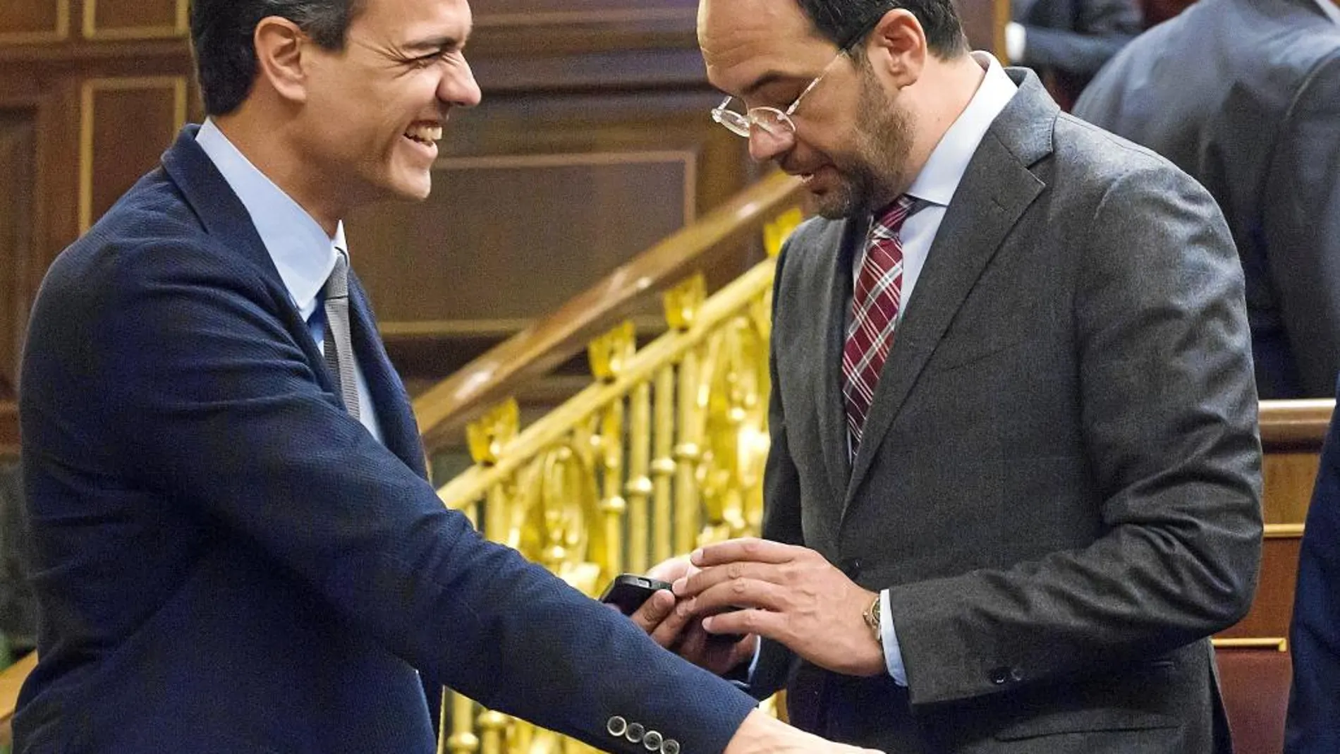 El líder de los socialistas, Pedro Sánchez, y el portavoz en la Cámara Baja, Antonio Hernando, ayer, en el Congreso de los Diputados.
