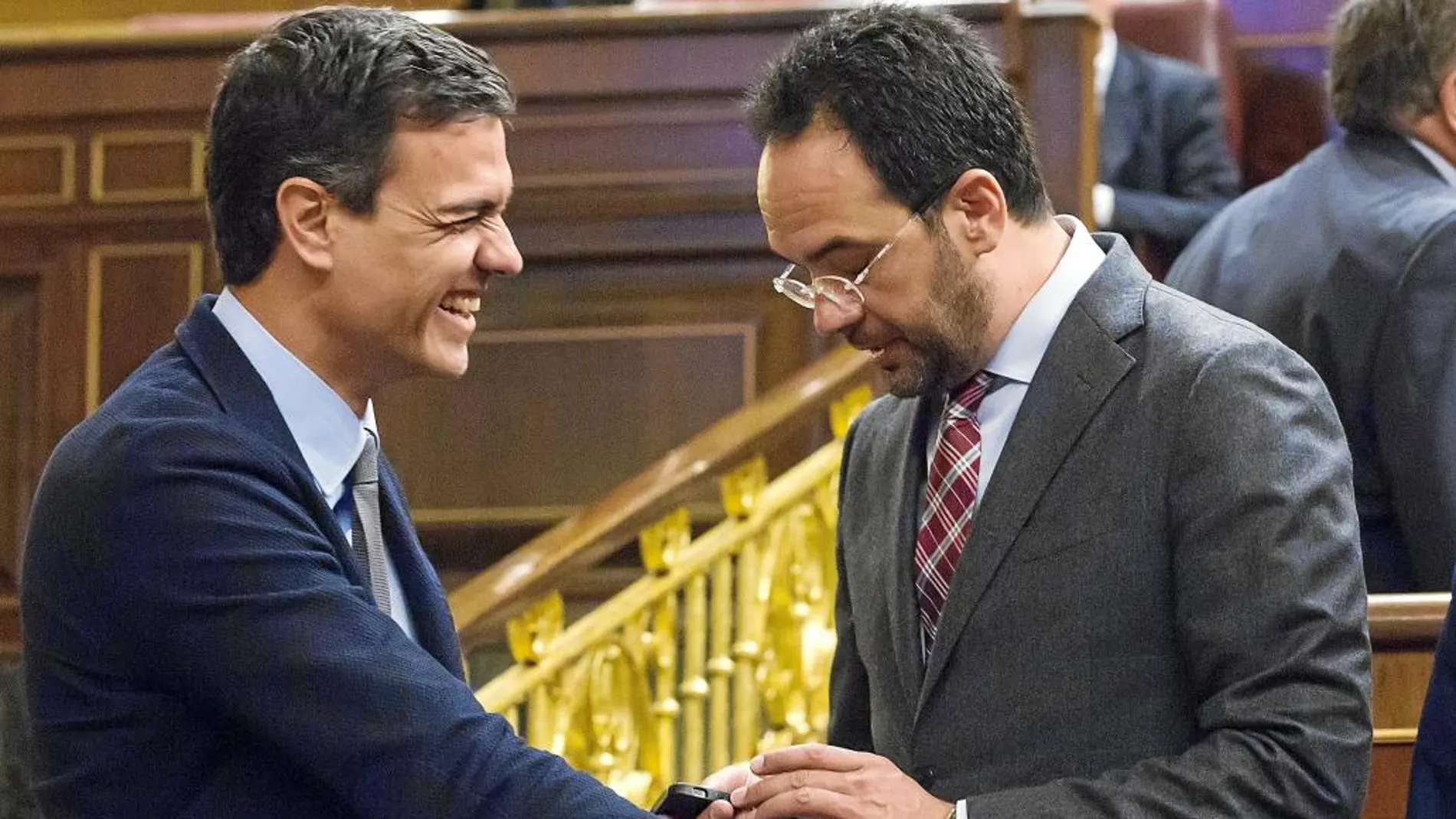 El líder de los socialistas, Pedro Sánchez, y el portavoz en la Cámara Baja, Antonio Hernando, ayer, en el Congreso de los Diputados.
