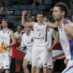 Los jugadores serbios celebran su pase a cuartos