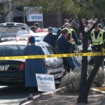 Policías y bomberos permanecen a las afueras de la tienda de comestibles Safeway en North Tucsonwhere hoy, sábado 8 de enero de 2011, donde la legisladora demócrata estadounidense Gabrielle Giffords fue herida en un tiroteo en un evento en Tucson, Arizona