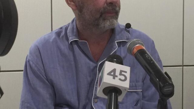 Jim Boysen tras someterse a la primera operación de transplante de cráneo y cuero cabelludo