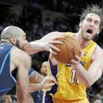 Gasol lucha con Carlos Boozer, que se lleva un codazo en la cara del jugador español