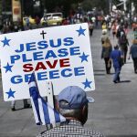 Un hombre se manifiesta por el futuro de Grecia, ayer, en Atenas