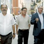 Los concejales de Orihuela, José Antonio Rodríguez Murcia, Ginés Sánchez y Antonio Abadía, ayer, a su salida del juzgado