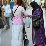 Dos mujeres musulmanas pasean por Reus, ciudad que, como Girona y Esplugues, ha decidido no vetar el burla ni el niqab