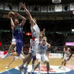 El Tau, primer finalista de la ACB tras ganar al Madrid