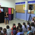 Función de marionetas de la Arab Puppet Theatre Foundation en el colegio Jafna en el valle libanés de la Bekaa ante niños refugiados palestinos de Siria y el Líbano