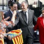 Camps llega al tribunal entre vítores e insultos