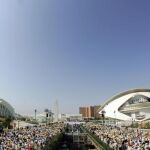 Vista general de la misa multitudinaria celebrada por el Papa en su viaje a Valencia para presidir la V Jornada Mundial de las Familias
