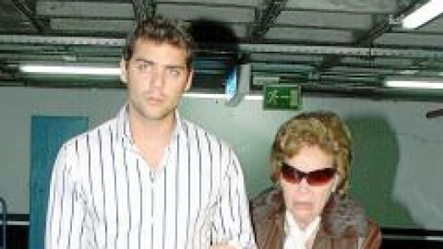 Su madre Purificación y uno de los hijos de Norma