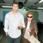 Su madre Purificación y uno de los hijos de Norma