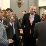 El presidente del PP de la Comunitat Valenciana, Alberto Fabra, y el jefe de la Oficina Económica de la Moncloa, Álvaro Nadal (i), a su llegada al coloquio "Propuestas fiscales de futuro para la Comunitat Valenciana", organizado por el PP.