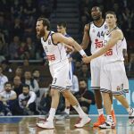 El jugador de Real Madrid Sergio Rodriguez (i) gesticula con sus compañeros Slaughter y Jaycee Carroll ante el Anadolu