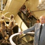 Al Fayed dice que triplicó sus ganancias tras quemar unas placas de la familia real