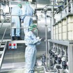 Trabajadores en el laboratorio Grifols, en Barcelona