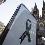 Un crespón negro con el número del vuelo de Germanwings 4U 9525 antecede la catedral de Colonia (Alemania).
