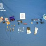Objetos, droga y armas incautadas a los dos detenidos