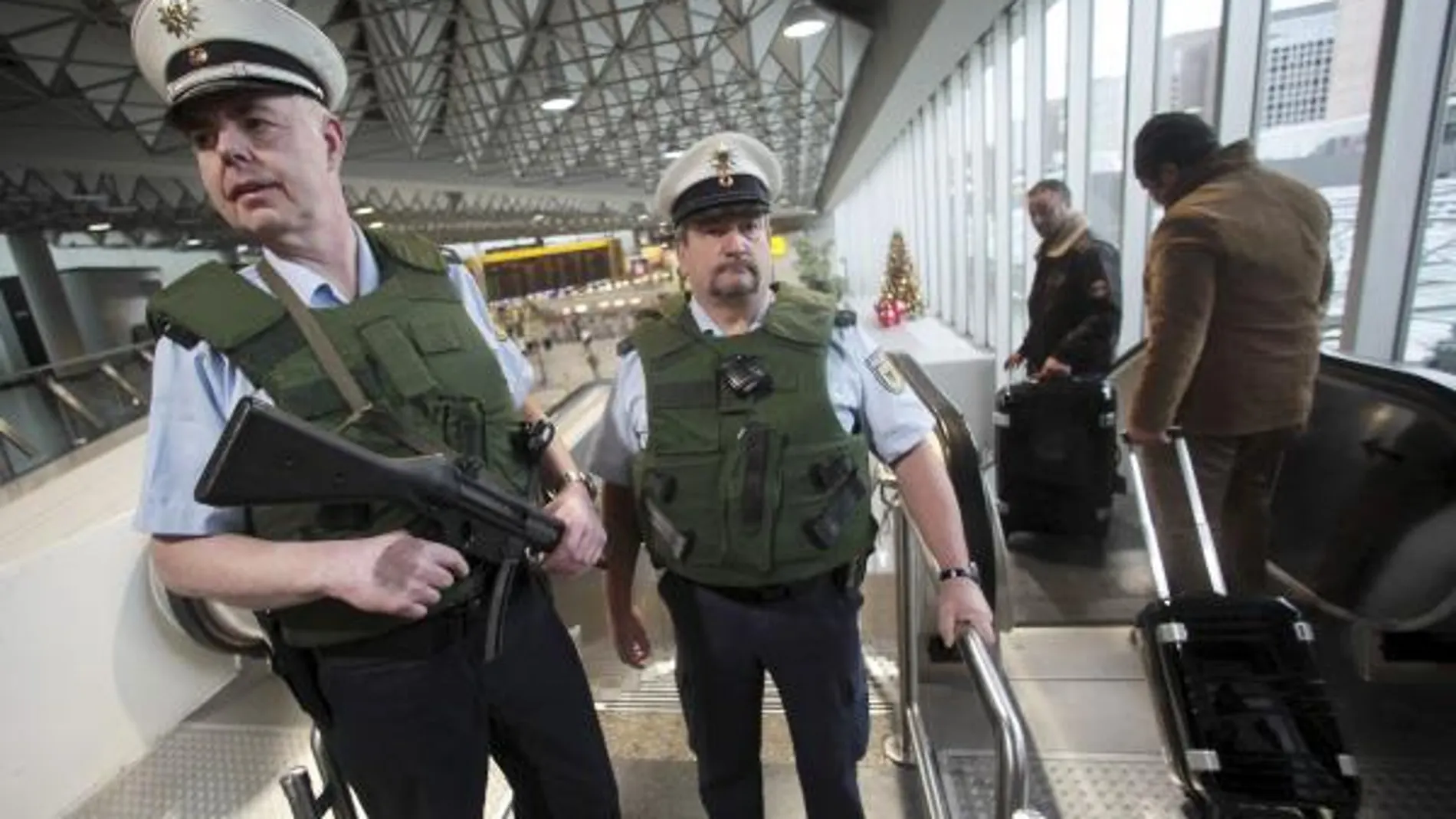 Imagen de archivo de dos policías que patrullan el aeropuerto de Fránkfurt