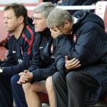 Arsene Wenger, entrenador del Arsenal, desesperado