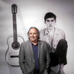 Joan Manuel Serrat, arriba, en la entrada de la exposición que visitó ayer en Arts Santa Mònica