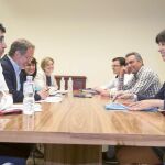 Un instante de la reunión de ayer entre dirigentes socialistas como Ana Redondo y Javier Izquierdo, y los de Valladolid Toma la Palabra, encabezados por Manuel Saravia